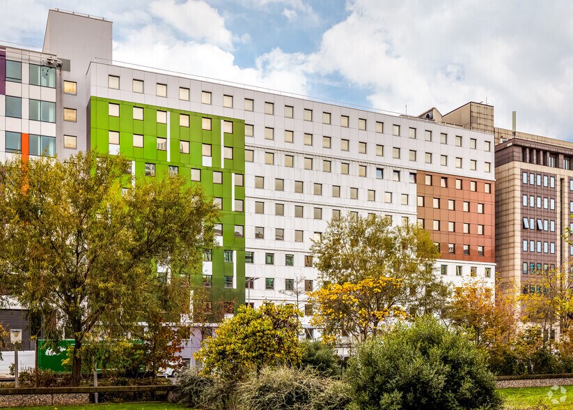 24 Boulevard De Pesaro, Nanterre à louer - Photo du bâtiment - Image 3 de 19