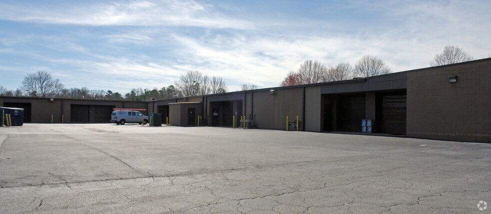 1351 Oakbrook Dr, Norcross, GA à louer - Photo du bâtiment - Image 2 de 7