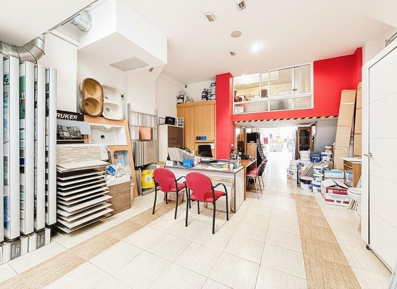 Retail in València for sale - Interior Photo - Image 1 of 19