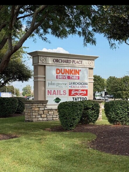 241 Genesis Dr, North Aurora, IL à louer - Photo du bâtiment - Image 3 de 3