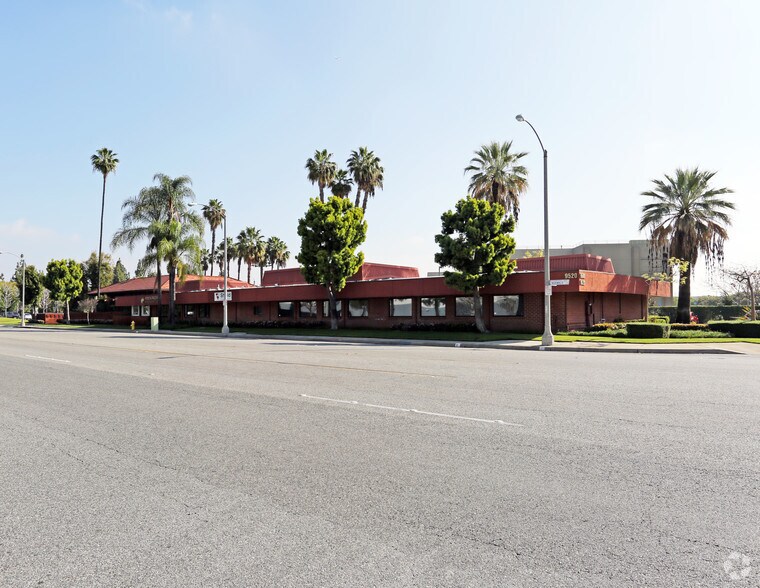 9520 Norwalk Blvd, Santa Fe Springs, CA à louer - Photo du bâtiment - Image 1 de 3