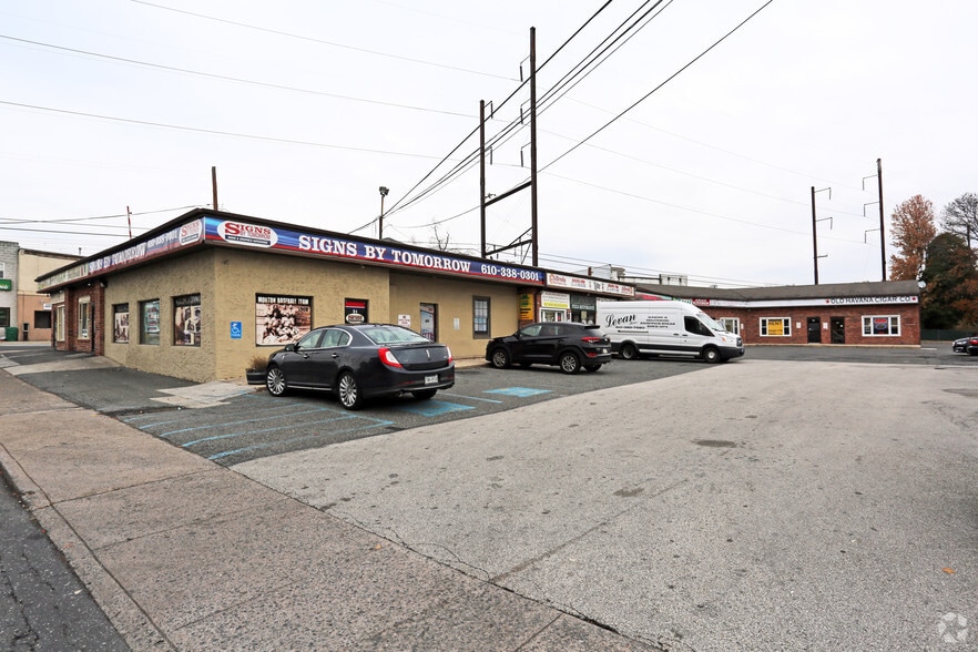 Morton Village Mall portfolio of 2 properties for sale on LoopNet.ca - Primary Photo - Image 1 of 2