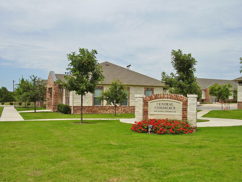 15901 Central Commerce Dr, Pflugerville, TX à louer - Photo du bâtiment - Image 1 de 13