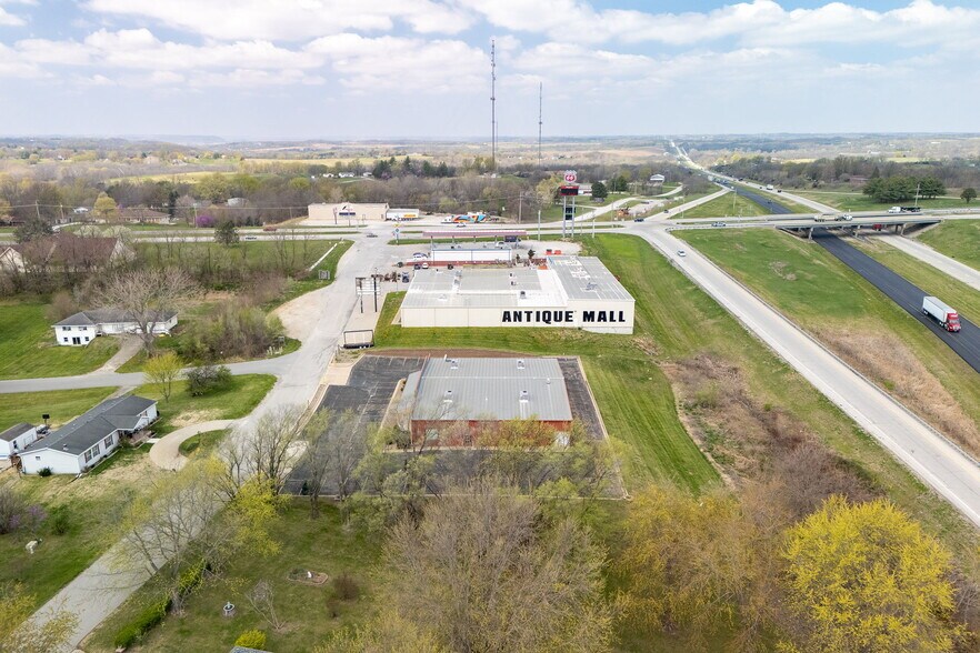 12819 Country Pl, Saint Joseph, MO à vendre - Photo du bâtiment - Image 2 de 14