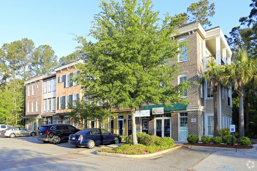 708 S Shelmore Blvd, Mount Pleasant, SC for lease - Primary Photo - Image 1 of 24