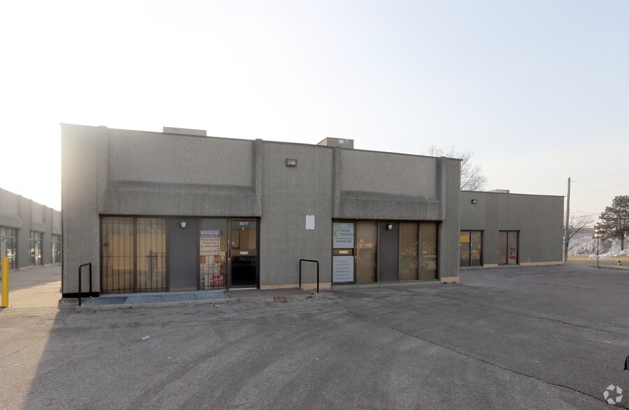 3936-3998 Chesswood Dr, Toronto, ON for lease - Building Photo - Image 2 of 5