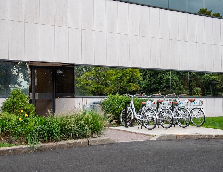 75 Livingston Ave, Roseland, NJ for lease - Building Photo - Image 3 of 9