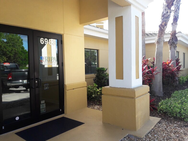 6975 Professional Pky, Sarasota, FL à louer - Photo du bâtiment - Image 2 de 14