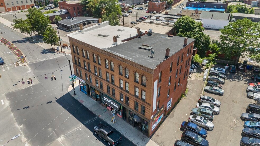 27 Units Mixed Use | Meadow & West Main portfolio of 3 properties for sale on LoopNet.ca - Building Photo - Image 3 of 29