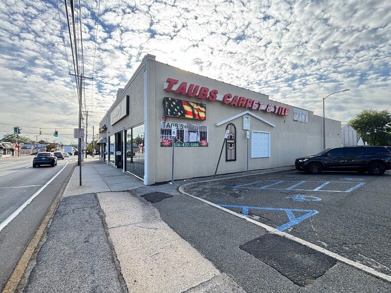 885-893 Hempstead Tpke, Franklin Square, NY for lease - Building Photo - Image 2 of 4