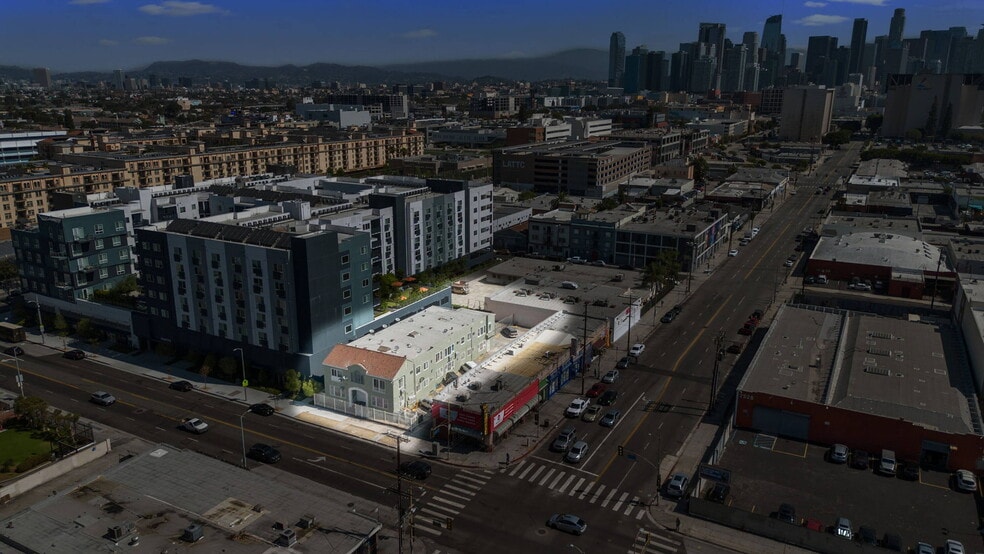 225 W Adams Blvd, Los Angeles, CA for sale - Building Photo - Image 2 of 9