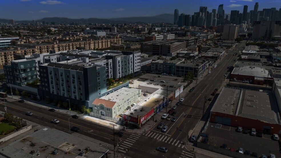 225 W Adams Blvd, Los Angeles, CA à vendre - Photo du bâtiment - Image 2 de 9