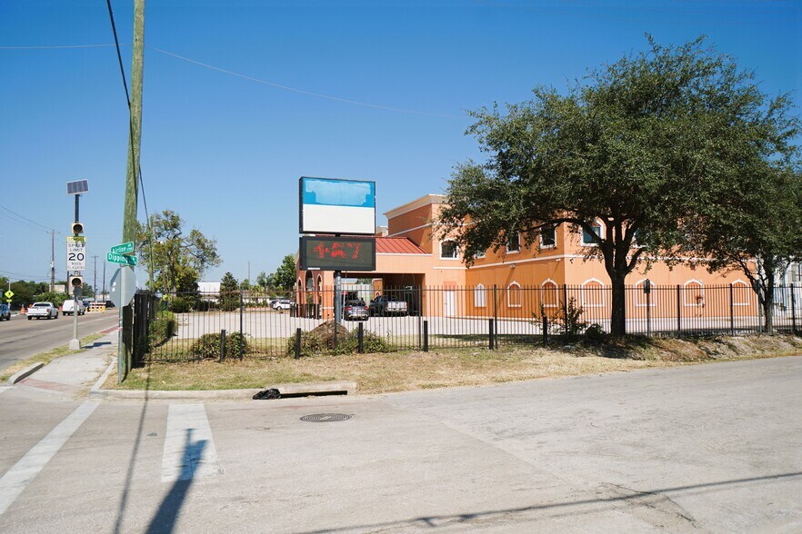 5800 Airline Dr, Houston, TX à louer - Photo du bâtiment - Image 3 de 10