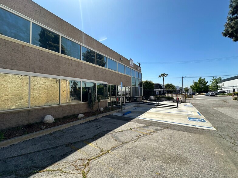 2070 Floyd St, Burbank, CA à louer - Photo du bâtiment - Image 2 de 14