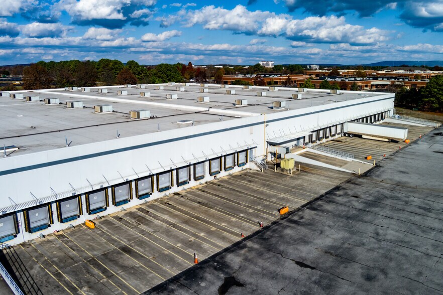 300 Diamond Dr NW, Huntsville, AL à louer - Photo du bâtiment - Image 3 de 16