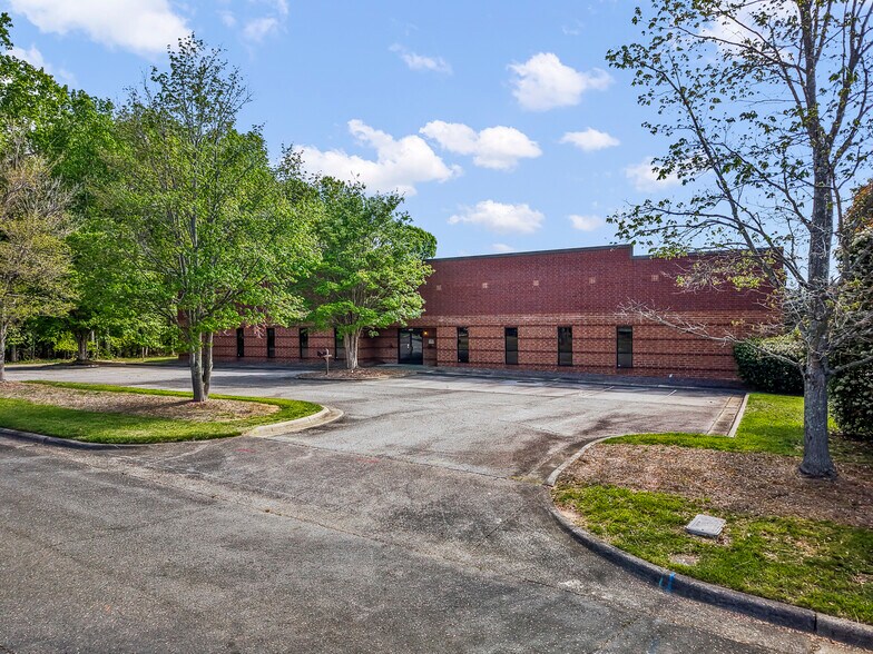 2595 Viceroy Dr, Winston-Salem, NC à louer - Photo du bâtiment - Image 1 de 33