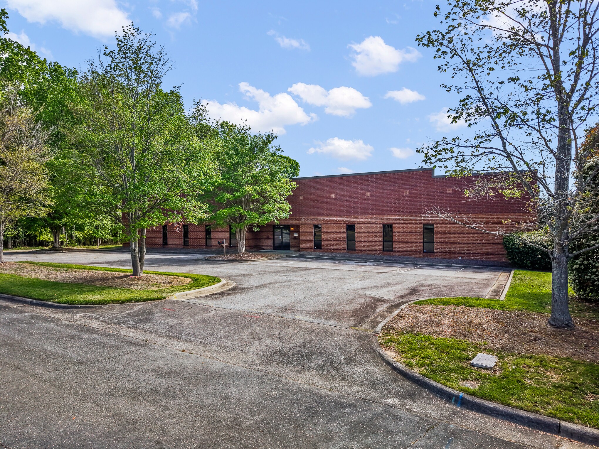 2595 Viceroy Dr, Winston-Salem, NC à louer Photo du bâtiment- Image 1 de 34