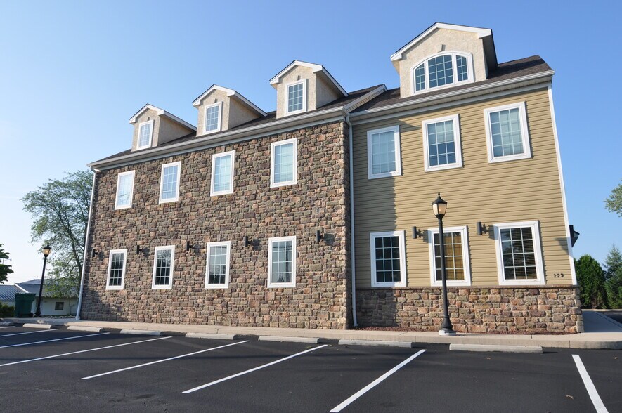 179 N Main St, Dublin, PA à louer - Photo du bâtiment - Image 2 de 19