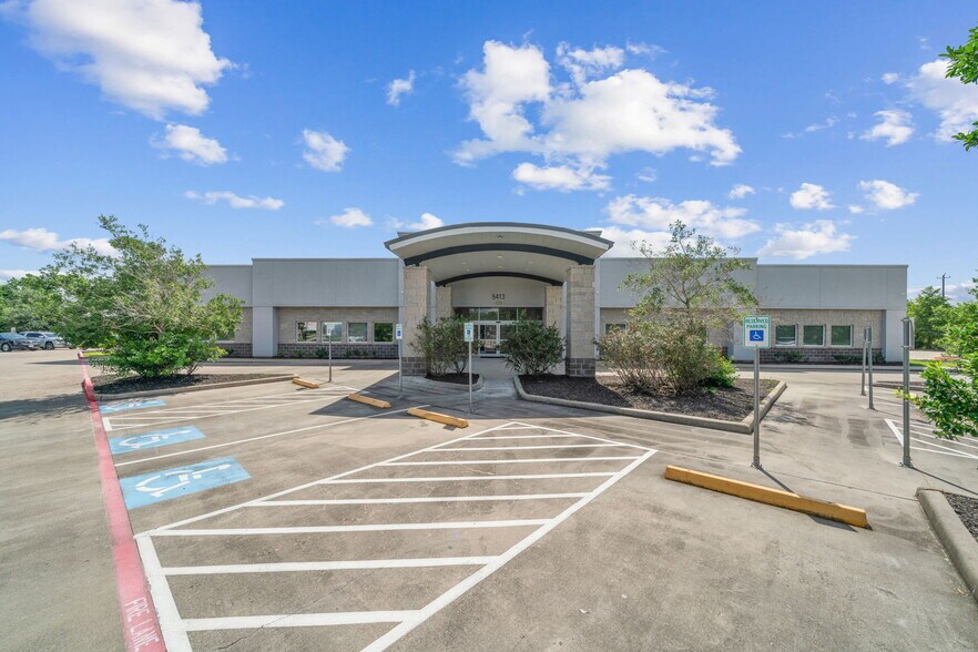 5413 Crenshaw Rd, Pasadena, TX à louer - Photo du bâtiment - Image 2 de 7