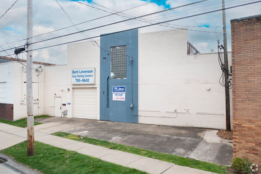 140C Pennsylvania Ave, Oakmont, PA à louer - Photo du bâtiment - Image 2 de 4