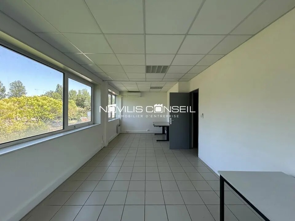 Office in Saint-Jean for lease Interior Photo- Image 1 of 7