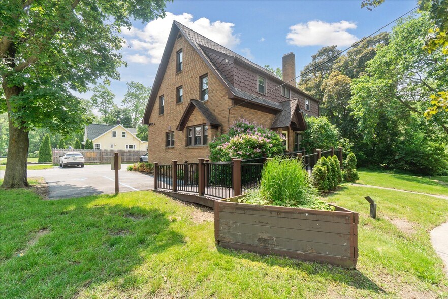 4632 Okemos Rd, Okemos, MI à vendre - Photo du bâtiment - Image 2 de 50