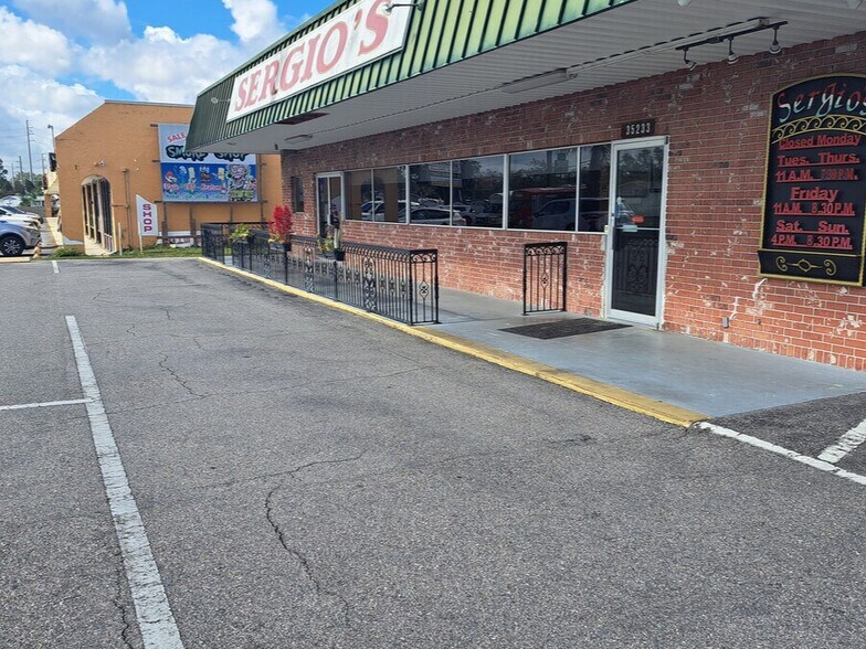 35233 Pure Water Way, Zephyrhills, FL à vendre - Photo du bâtiment - Image 3 de 19