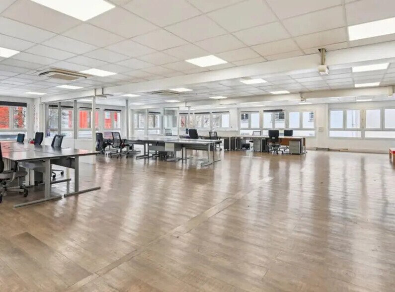 Bureau dans Saint-Ouen-sur-Seine à louer - Photo du bâtiment - Image 3 de 11