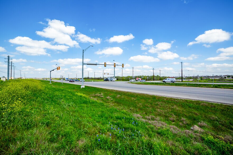 11059 Graytown Road, Converse, TX à vendre - Photo du bâtiment - Image 3 de 6