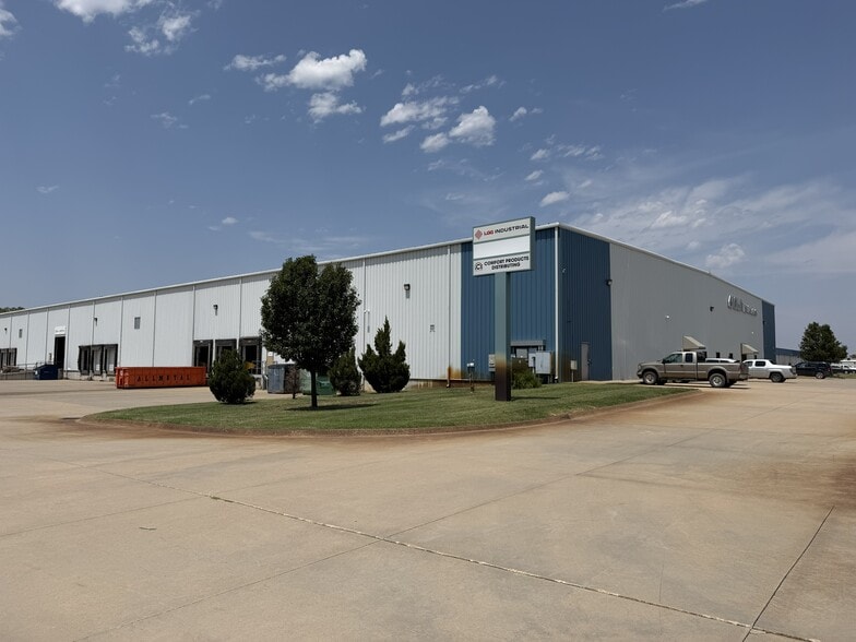 2113 S West St, Wichita, KS for lease - Building Photo - Image 1 of 5