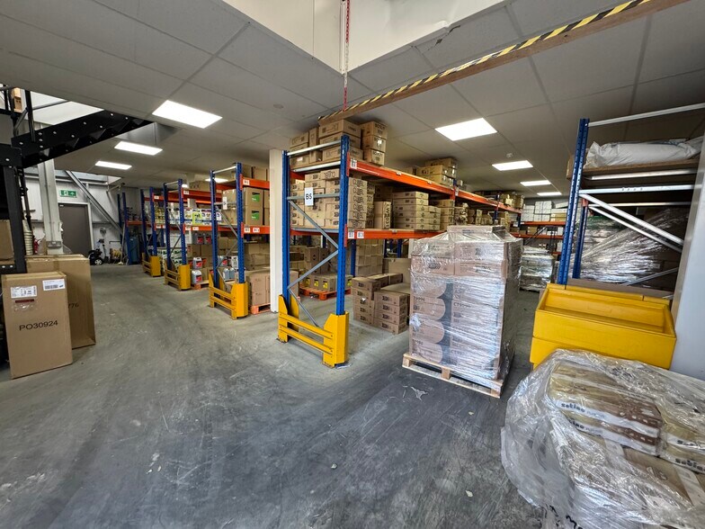 42 Queensway, Enfield à vendre - Photo du bâtiment - Image 3 de 15