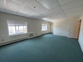 1676 E Main Rd, Portsmouth, RI for lease Interior Photo- Image 1 of 2