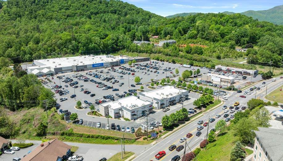 Sylva Shops portefeuille de 2 propriétés à vendre sur LoopNet.ca Photo du bâtiment- Image 1 de 6