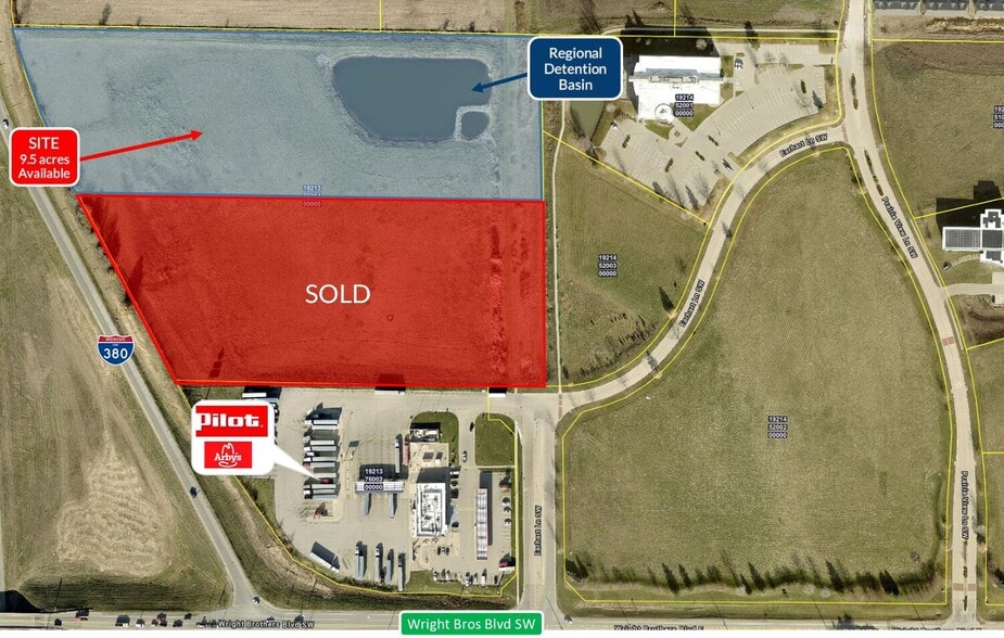 8720 Stacey Ln, Cedar Rapids, IA for sale - Primary Photo - Image 2 of 3