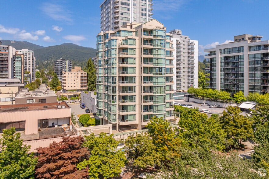 140 E 14th St, North Vancouver, BC for sale - Primary Photo - Image 1 of 5