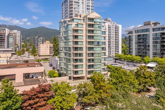 Plus de détails pour 140 E 14th St, North Vancouver, BC - Multi-résidentiel à vendre