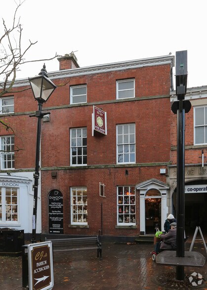 52 High St, Stone à louer - Photo principale - Image 1 de 3