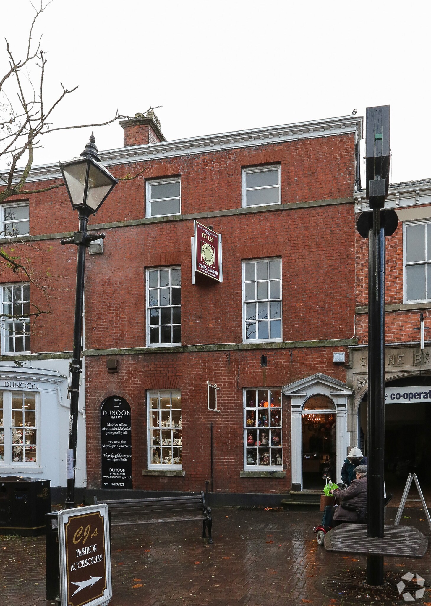 52 High St, Stone à louer Photo principale- Image 1 de 4