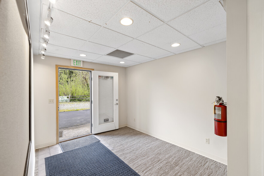 3256 Chico Way NW, Bremerton, WA for lease - Interior Photo - Image 3 of 13