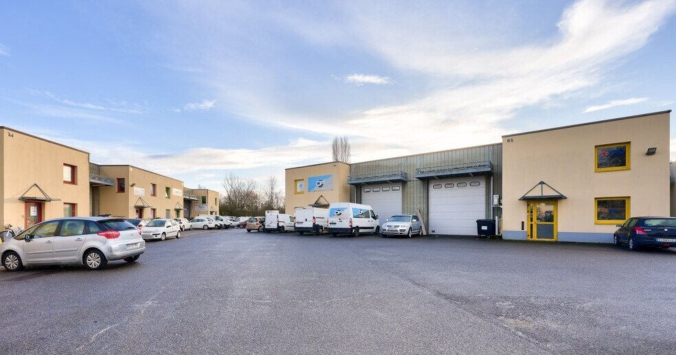 Industrial in Pontault-Combault for lease - Primary Photo - Image 1 of 1