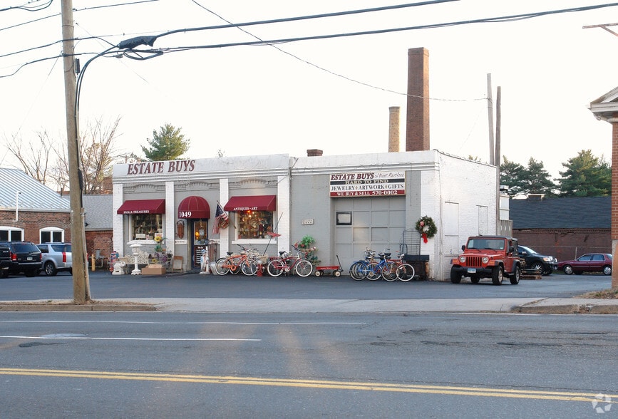 1049 New Britain Ave, West Hartford, CT for lease - Primary Photo - Image 1 of 4