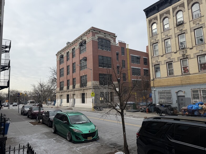 1219 Halsey St, Brooklyn, NY à vendre - Photo du bâtiment - Image 2 de 12
