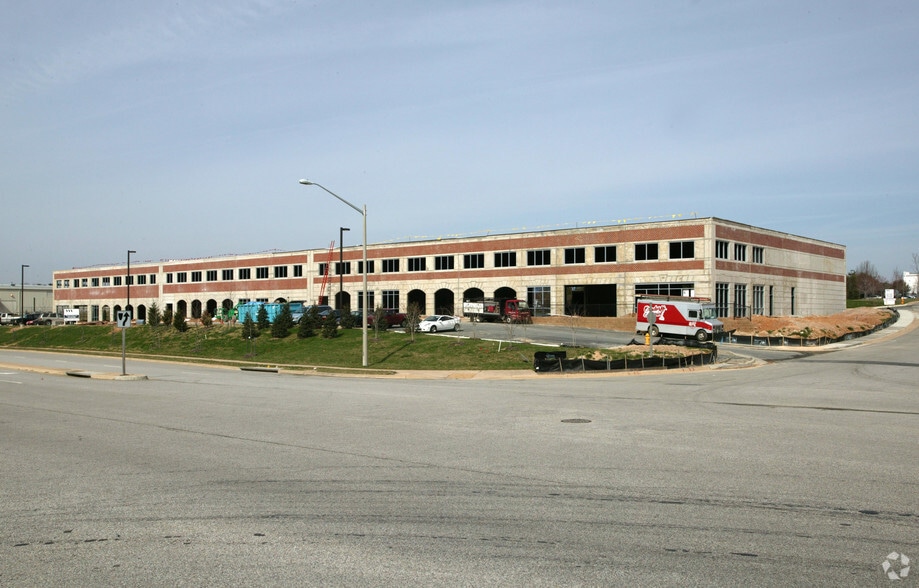 14000-14050 Crown Ct, Woodbridge, VA à louer - Photo du bâtiment - Image 2 de 8