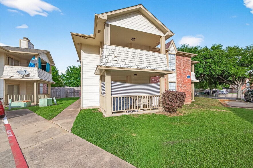 11500 Meadow Ln, Stafford, TX à vendre - Photo du bâtiment - Image 3 de 8