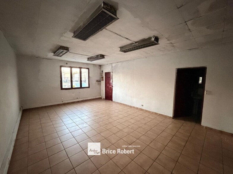 Flex in SAINT-SYMPHORIEN-D'OZON for lease - Interior Photo - Image 2 of 4