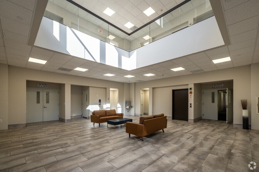 Renovated Value-Add Office Opportunity portfolio of 2 properties for sale on LoopNet.ca - Lobby - Image 3 of 11