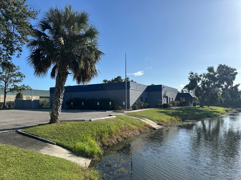 7555 Commerce Ct, Sarasota, FL à louer - Photo du bâtiment - Image 1 de 7