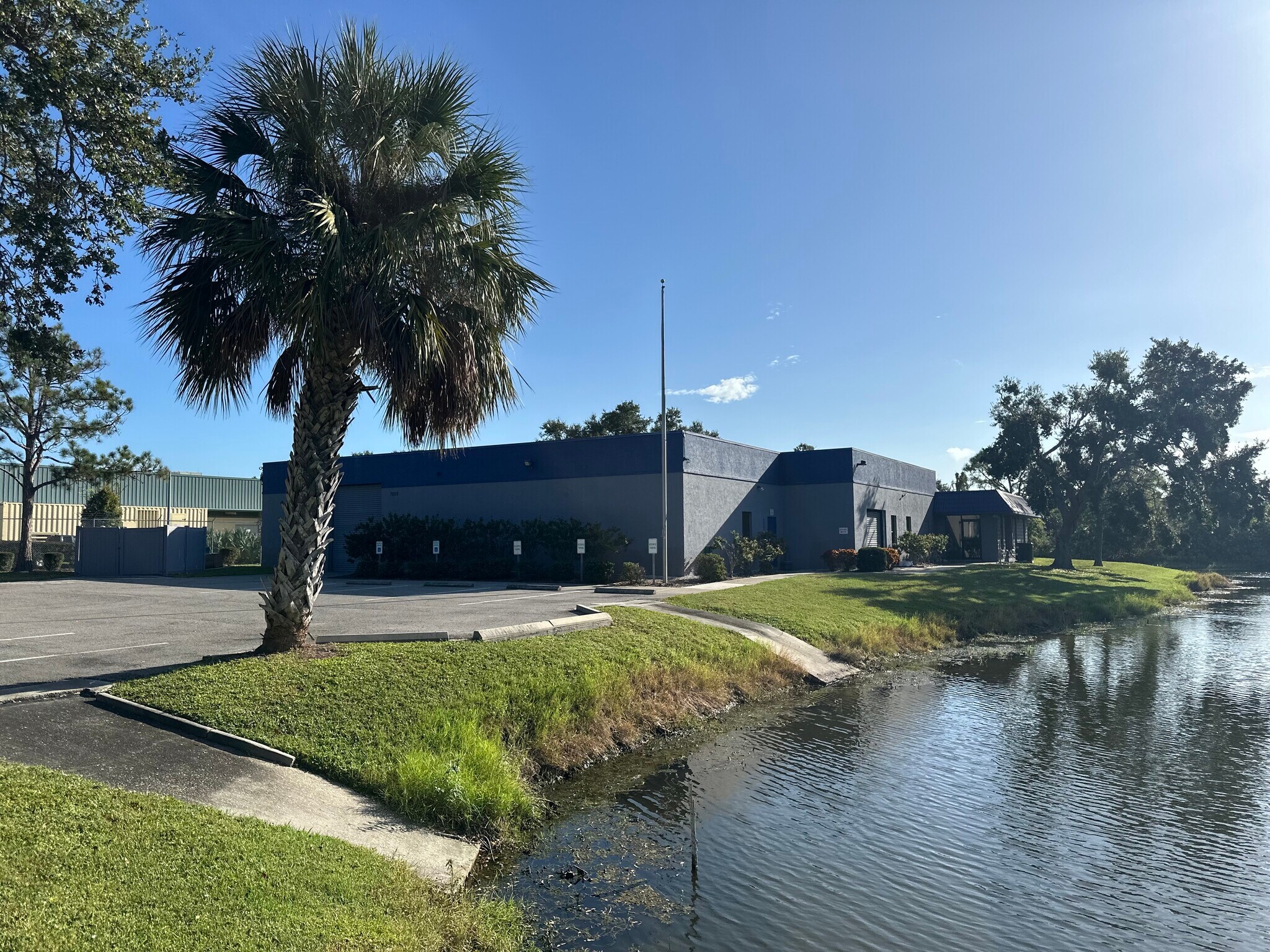 7555 Commerce Ct, Sarasota, FL à louer Photo du bâtiment- Image 1 de 8