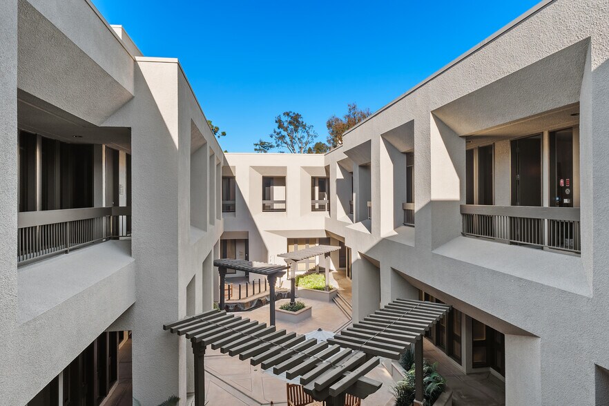 1101 Dove St, Newport Beach, CA à vendre - Photo du bâtiment - Image 2 de 10