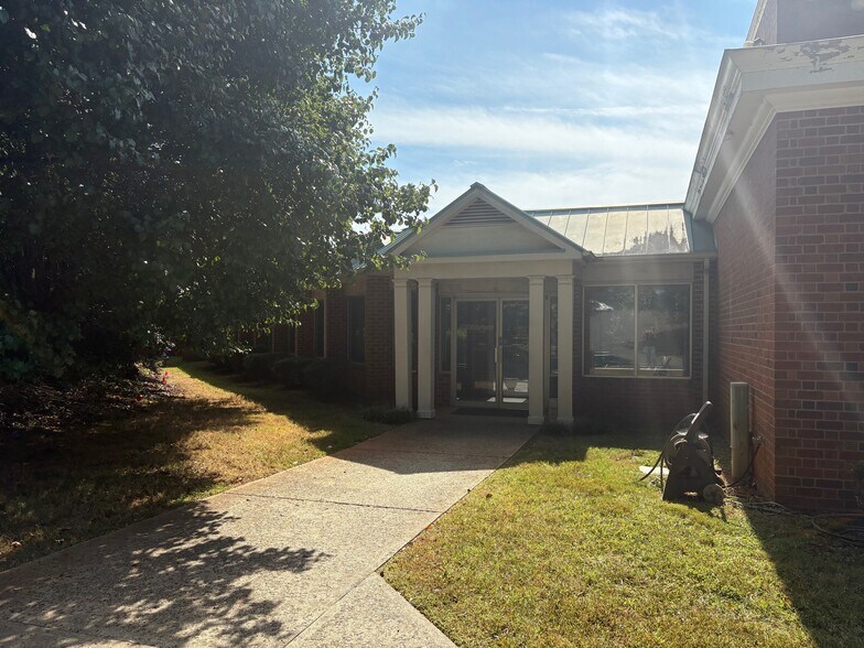 22290 Timberlake Rd, Lynchburg, VA à louer - Photo du bâtiment - Image 1 de 19